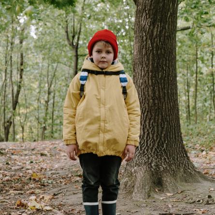 Børneskuespiller i aktion foran kameraet i en skov